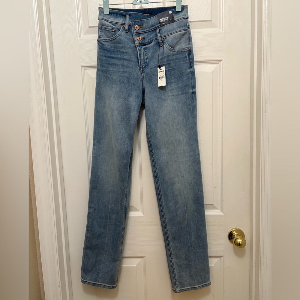 Express NWT Modern Straight Super High Rise Light/Med Wash Jeans SUPER SOFT!